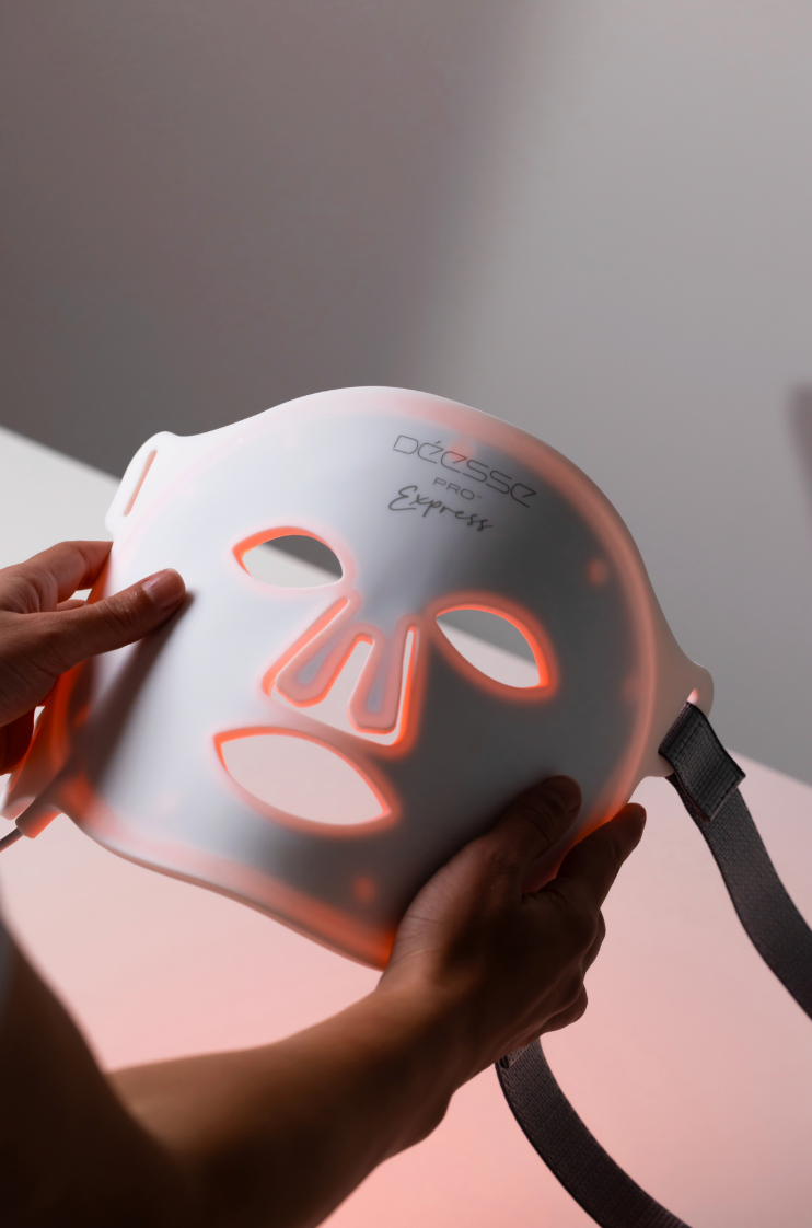 Déesse PRO Express LED mask glowing red